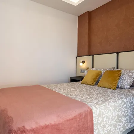 Atico Avenida Edf. Cayetana アパート