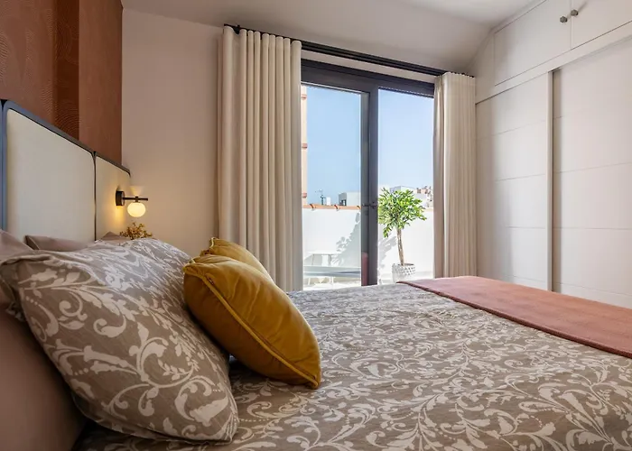 Atico Avenida Edf. Cayetana * フエンヒロラ